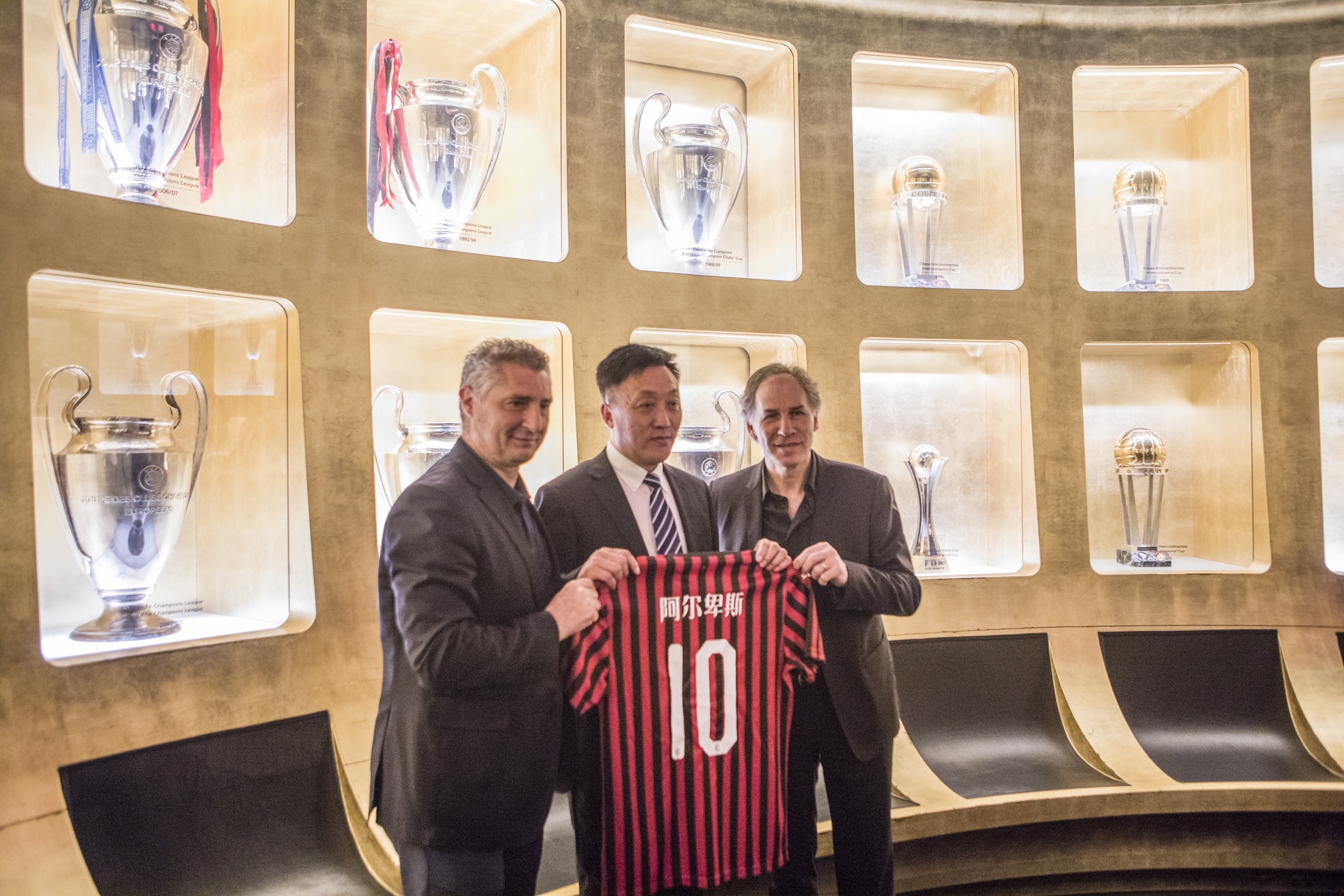 日本队以2-0击败加纳队，堂安律远射破门，阿布受伤离场，日本队近10场全胜，展现强大实力。