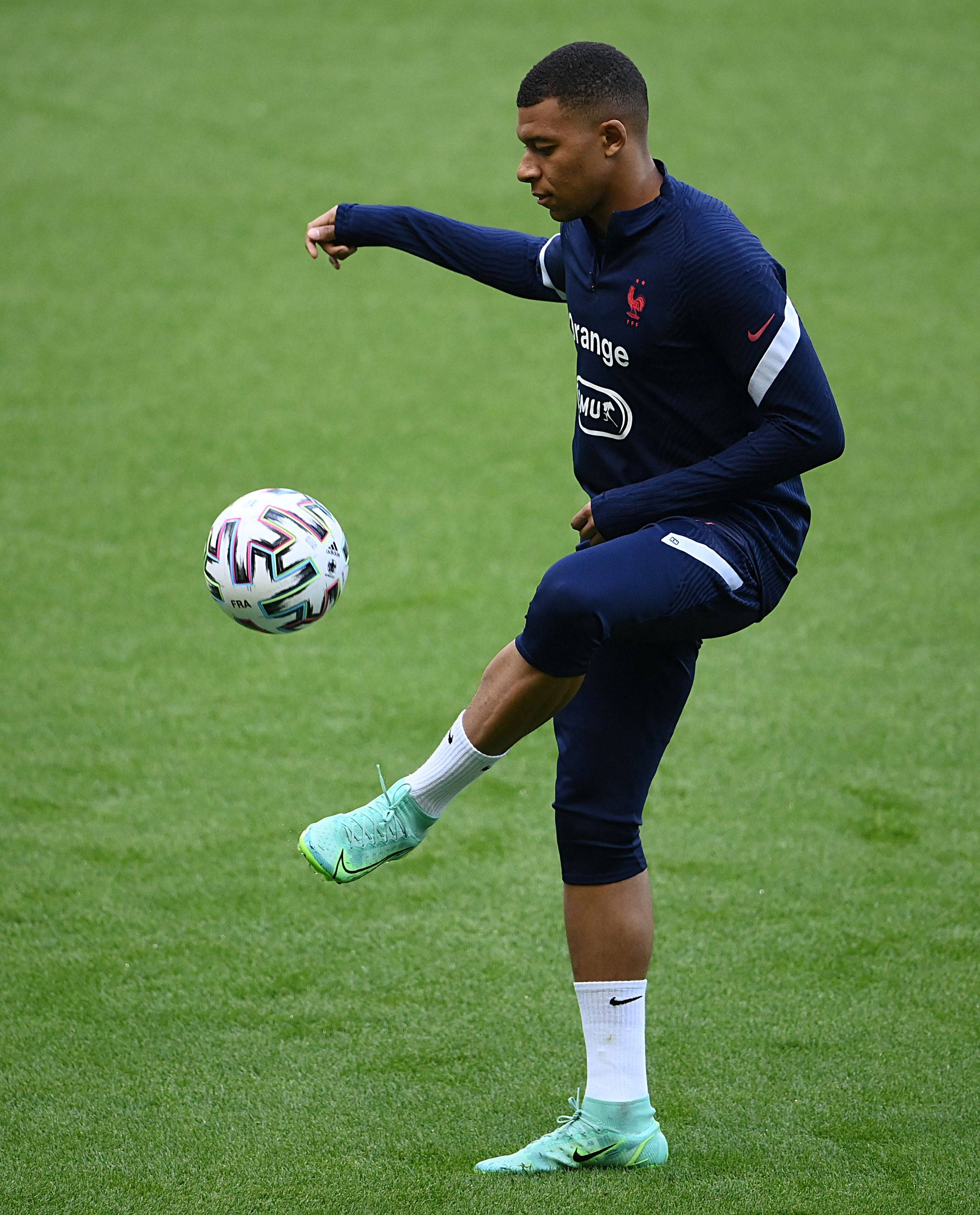 恩昆库转战意甲后表现低迷，转会费3700万欧元成“水漂”，难复巅峰状态。