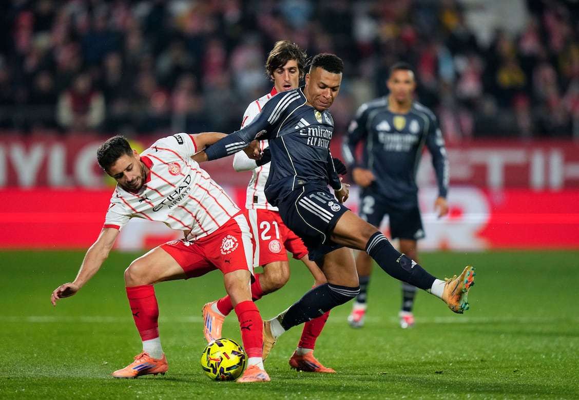 青岛西海岸主教练邵佳一成功保级，郑智接任后计划邀请黄博文、李雷雷等助教，助力球队发展。