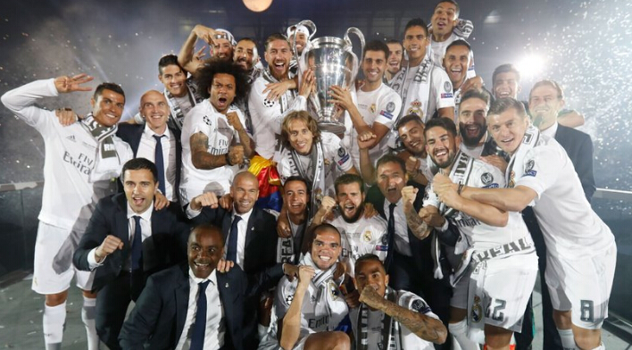 没有技巧全是感情，弗兰克告别演讲深情演唱《月亮代表我的心》