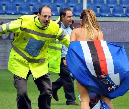 体坛联播｜斯洛特首度公开回应萨拉赫，曼联4比1大胜狼队